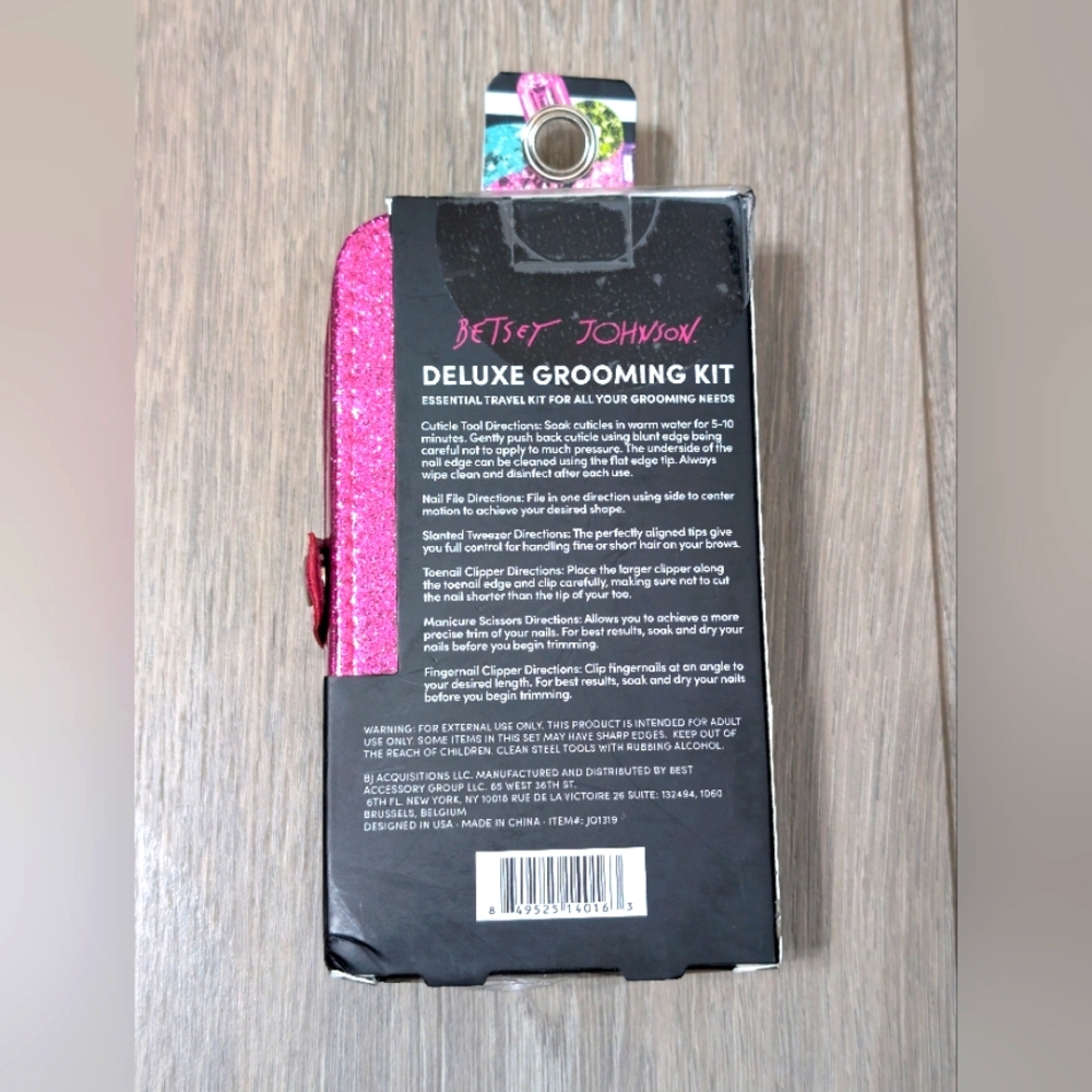 NWT•Betsey Johnson 7 Piece Collection Deluxe Grooming Kit W/Hard Case W/Button💅 - Picture 4 of 8